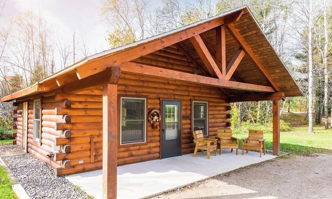 Mountain Cabina | Perfect for Families & Friends, Pet Friendly, Horse Theme, Log Cabin, Fireplace