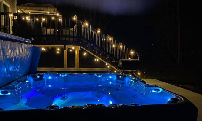 South Haven Casa | Perfect for Family Vacation Sleeps 22 Hot Tub Private Fire Pit 7BR Game Room