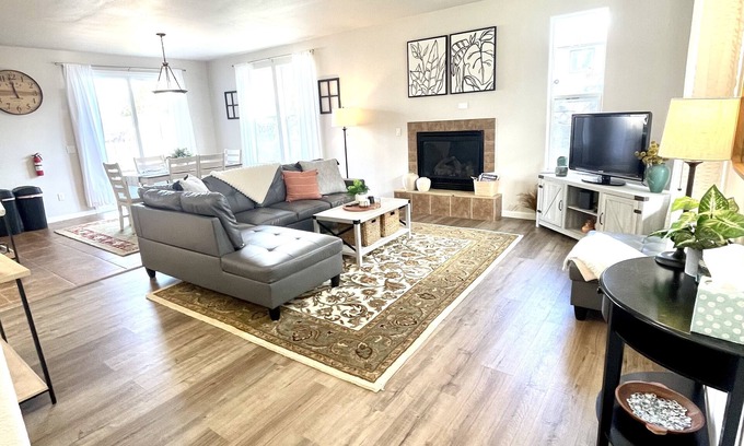 Montgomery Village Casa | Perfect for WORK and PLAY!