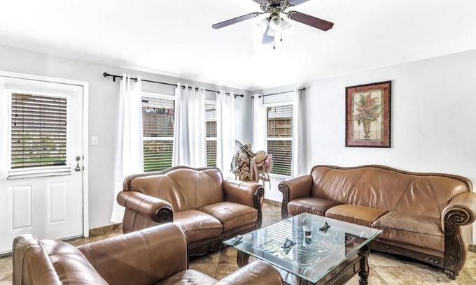 Dallas Casa | Perfect South Dallas Getaway Near Trinity River!