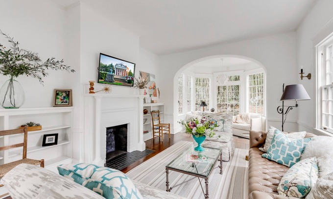 Jefferson Park Avenue Casa | Perfect UVA Location | Historic Boone-White House