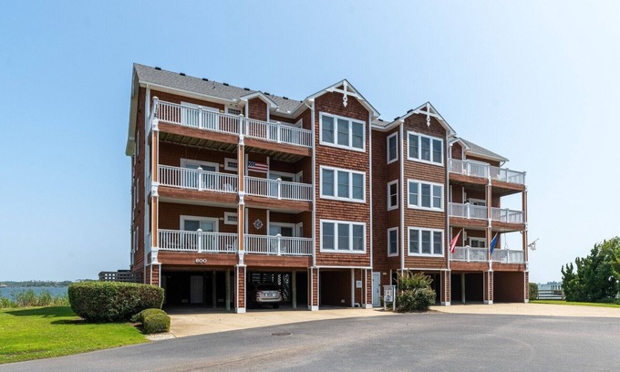 Manteo Condominio | Persuasion, 604 N Bay Club