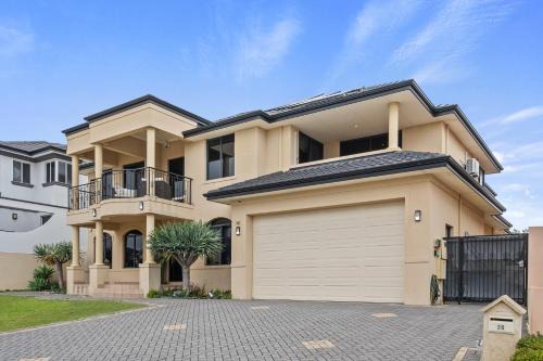 Dianella Casa | Perth 2-Story, Views, BBQ & More