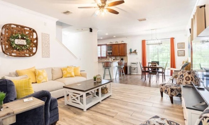 Wesley Chapel South Casa | Pet Friendly 3B/R in Tampa-close 2 Clearwater beaches/Wiregrass/Epperson Lagoon.