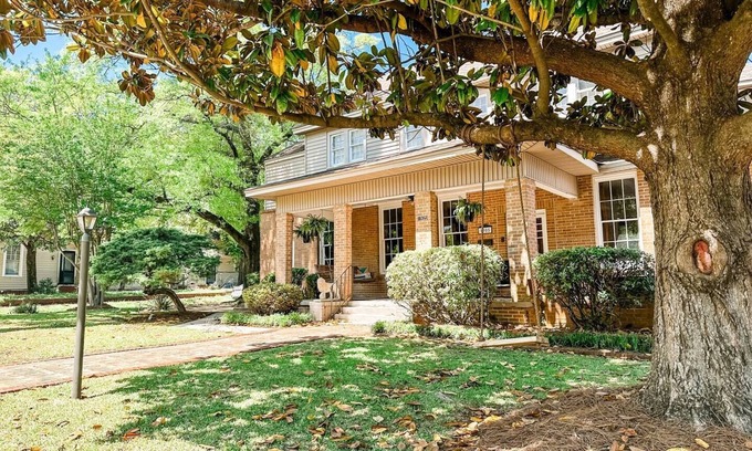 Montgomery Casa | 3BR Poolside Retreat | Pet Friendly
