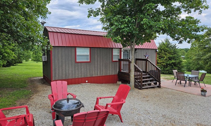 Warsaw Cabina | Pet friendly, King bed and less than 2 miles to major Highway 65