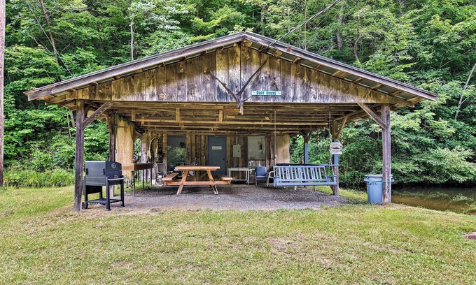 Nora Cabina | Cabaña privada que admite mascotas en Castlewood con vistas al estanque