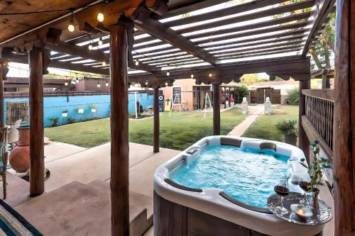 Clovis Casa | Pet-Friendly Clovis Home Yard, Pergola and Hot Tub