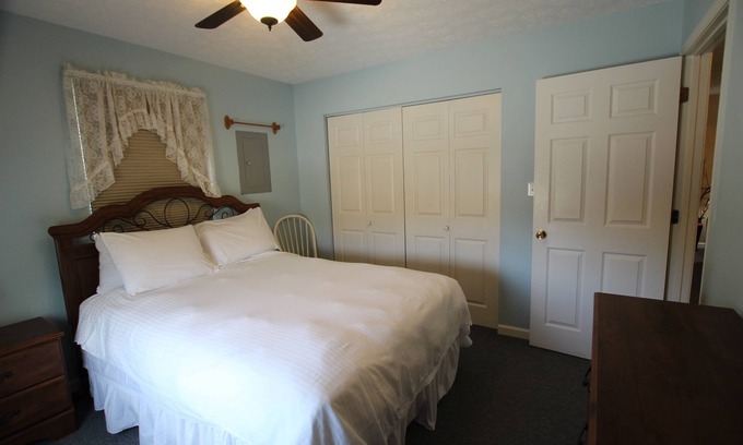 Monticello Condominio | Se aceptan mascotas condominio con vista a la piscina y cancha de tenis.