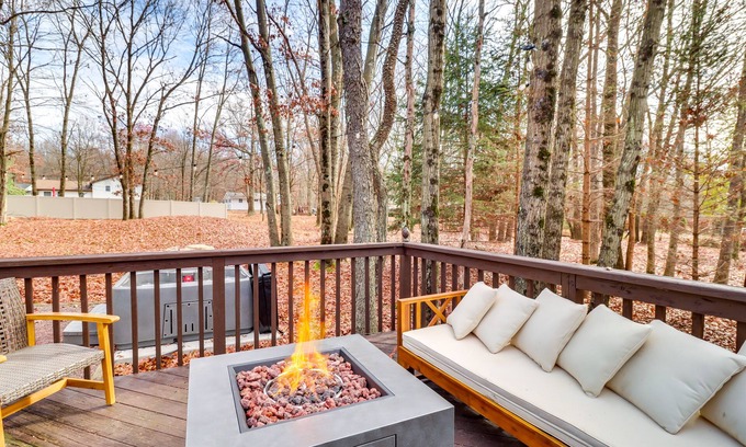Albrightsville Cabaña | Pet-Friendly Cottage in the Poconos w/ Hot Tub!