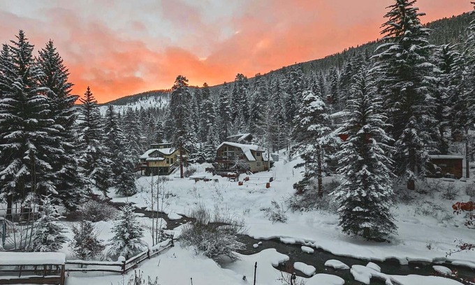 Vail Condominio | Pet Friendly Creekside Condo - On Free Bus Route - Patio w/ Grill