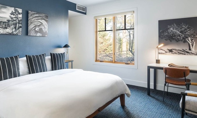 Truckee Hotel | Pet-Friendly Escape Near Lake Tahoe w/ Hot Tub for Chilly Evenings - Parking