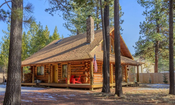 Oregon Water Wonderland Cabina | Se admiten mascotas, cabaña de lujo con bañera de hidromasaje cerca de Sunriver.