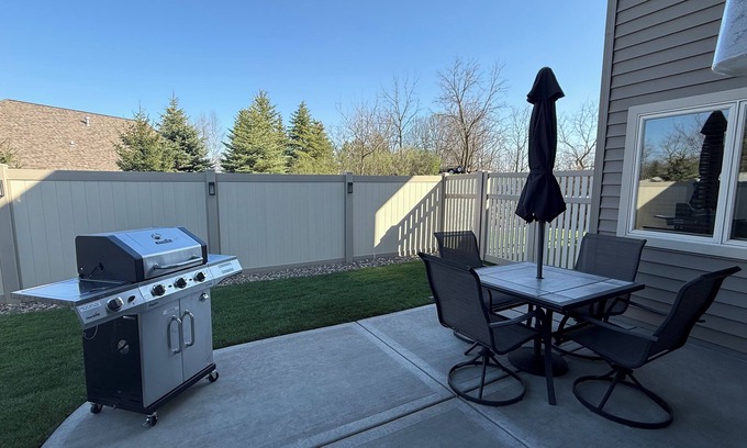 Middleton Apartamento | Pet Friendly Fully Furnished Modern 1-Bedroom Oasis with Private Outdoor Retreat