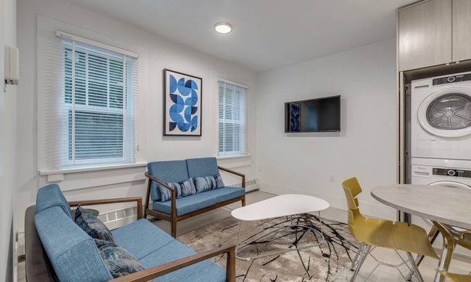 West End Apartamento | Pet Friendly Furnished 2 Bedroom @1425 Haro