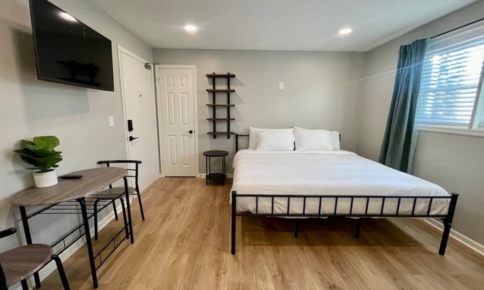 Joslyn Castle Apartamento | Pet-Friendly Gem near Blackstone and UNMC