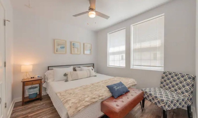 Riverside Casa | Pet Friendly Getaway Cottage w Private Deck Fast Wifi + Parking