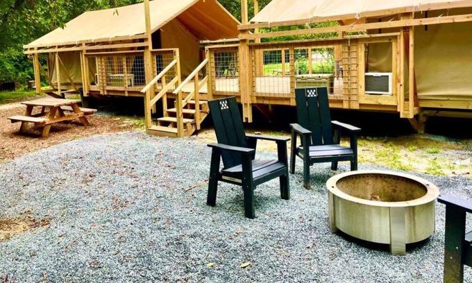 Saluda Cabina | Pet-Friendly Glamping Retreat near Big Bradley Falls and Melrose Falls!