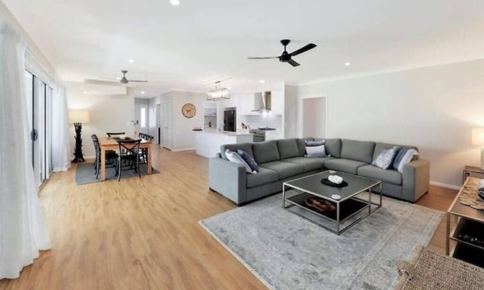 Point Vernon Casa | Pet friendly Hamptons style home walk to beach
