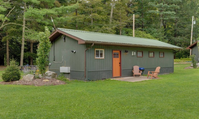 Hillsgrove Cabina | Pet-Friendly Hillsgrove Cabin w/ Community Perks!