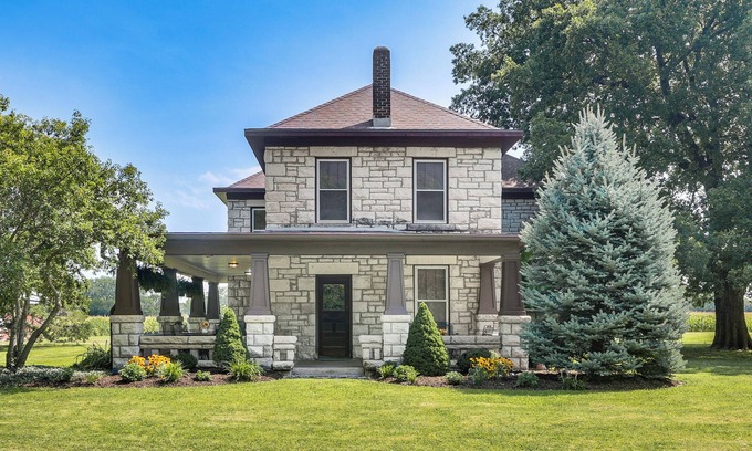 Manhattan Casa | Pet-Friendly Home: Grill & Fire Pit in Manhattan