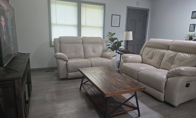 Crossville Casa | Pet friendly home & yard with pond, near golf
