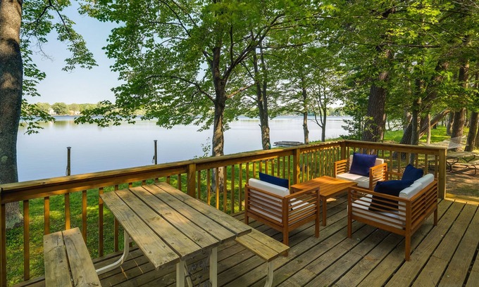 Kalkaska Cabaña | Pet-Friendly Kalkaska Cottage on Lake Crawford!