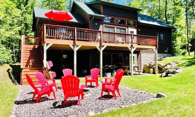 Stone Lake Cabina | ¡Cabina completamente nueva en Lakeside, perfecta para retiros familiares!