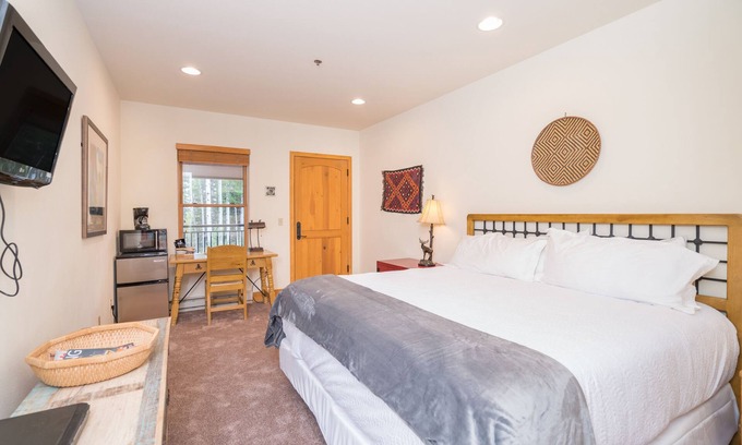 Mountain Village Hotel | Habitación King del hotel que admite mascotas y cuenta con piscina, acceso a la bañera de hidromasaje