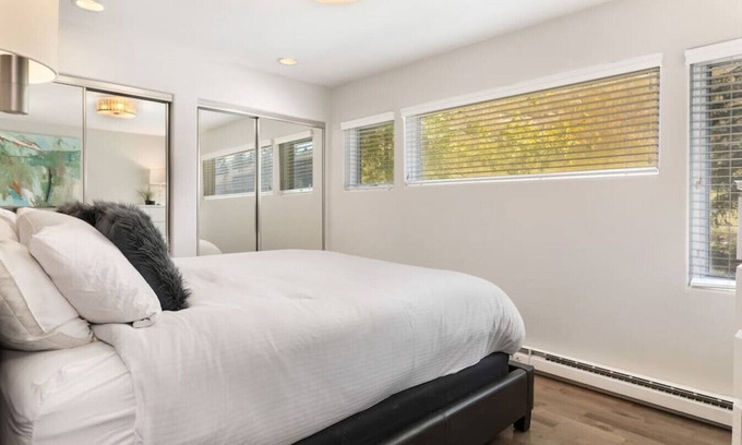 Vail Apartamento | Pet Friendly Luxury East Vail Condo - On Bus Stop!