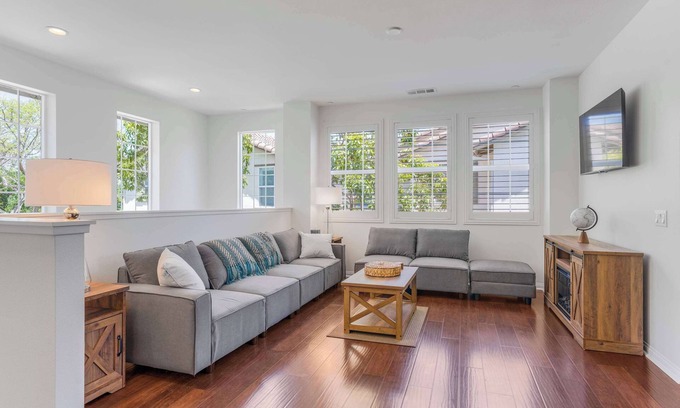 Riverpark Casa | Modern Coastal Escape in Riverpark (30+ Day Stays)