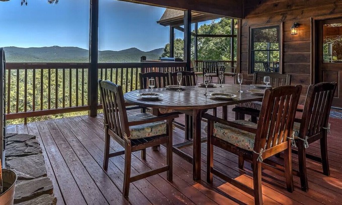 Mineral Bluff Cabina | Pet-friendly, mountain view cabin rent with an outdoor fireplace, hot tub and pool table. Free WiFi