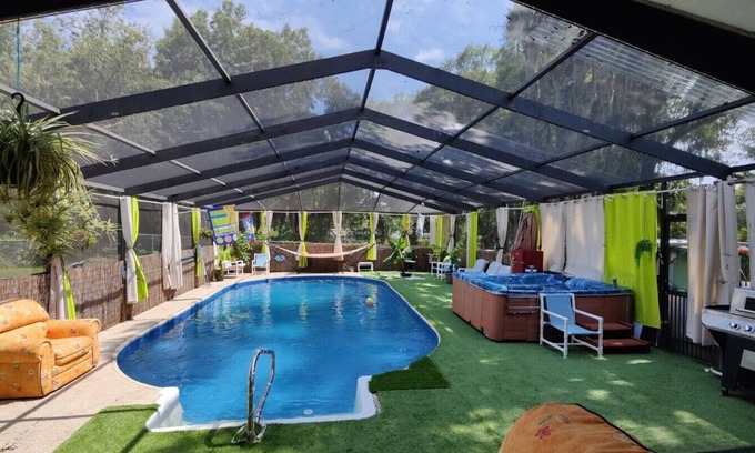 Dade City Casa | Pet-Friendly Poolside Escape