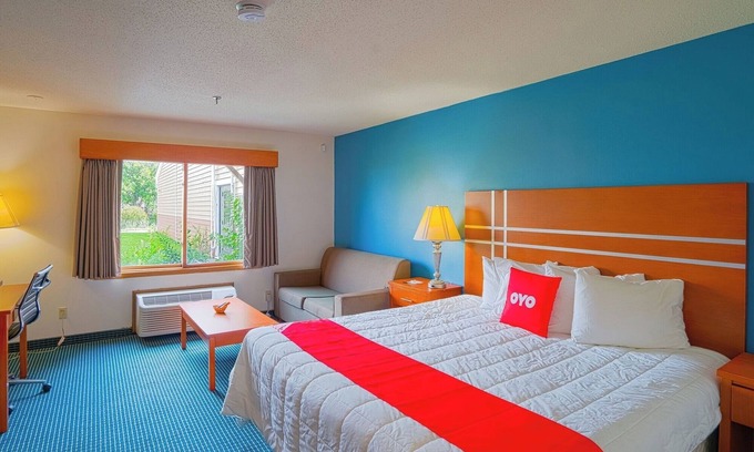 Redwood Falls Hotel | Pet-Friendly Room Near Redwood Falls Hotspots w/ King Bed + Free Parking