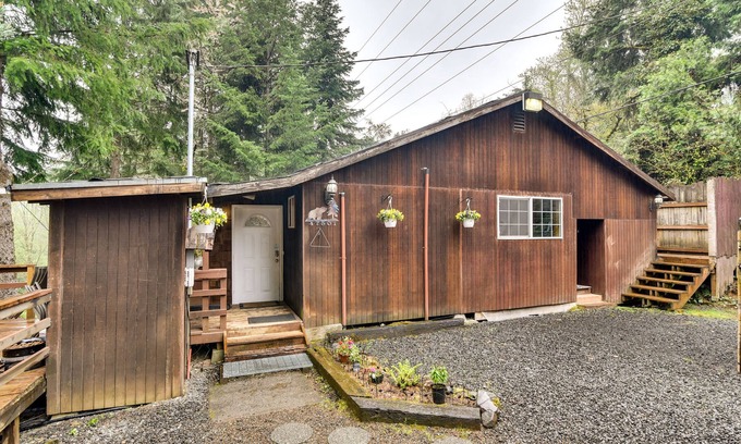 Sandy Cabina | Pet-Friendly Sandy Cabin w/ Spacious Fire Pit!