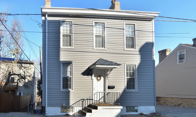South Side Slopes Casa | Pet Friendly Southside 3-bedroom house with WiFi & AC Near Downtown