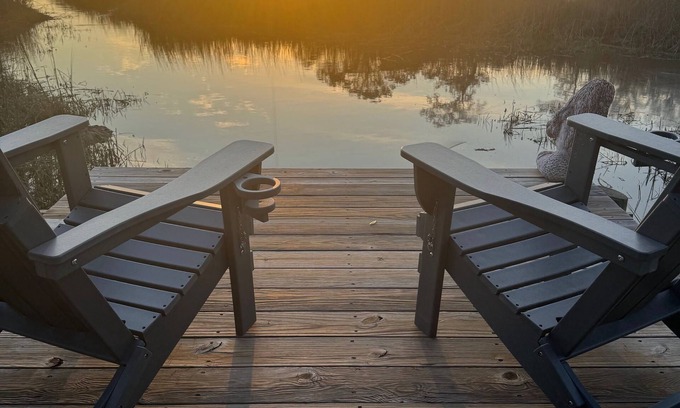 Redhill Cabaña | Pet-Friendly, Tranquil Water Front cottage, Beach 20 min, 35 Min to Charleston.