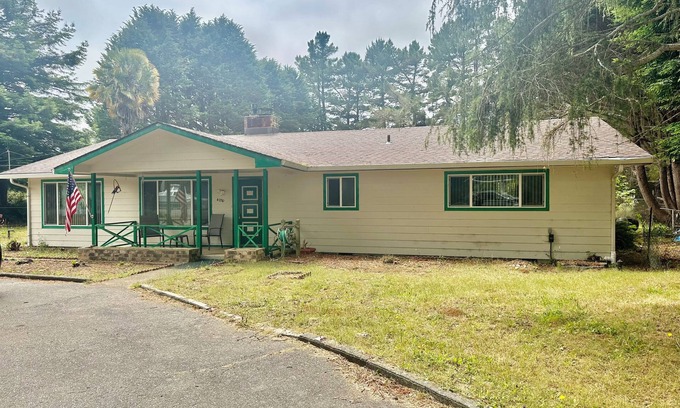 Crescent City Casa | Pet lovers retreat - spacious, 3 bedroom home in the redwoods by Lake Earl.
