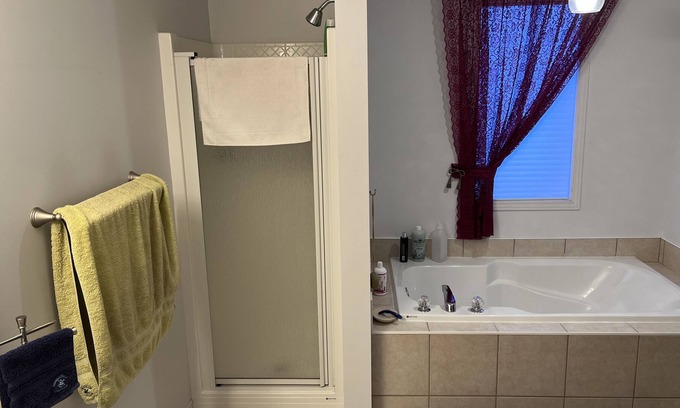 Hull Casa | Pet Welcome, Spacious 4 Bed, 3 Bath with Fireplace