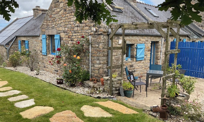 Plourin Casa | Petite Maison en Pierre Dans un Grand Jardin Fleuri