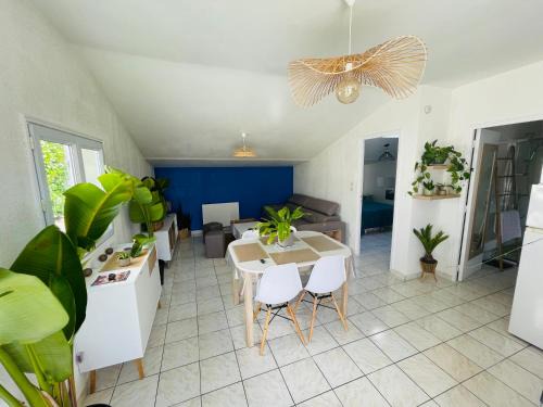 Asnieres-la-Giraud Casa | Petite maison du loubat avec jardin