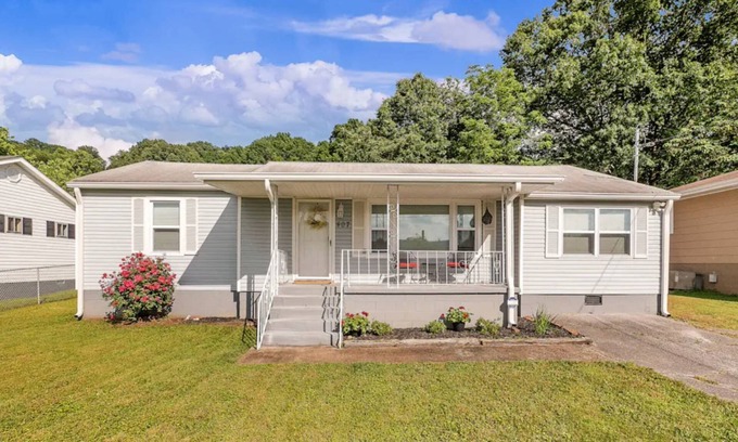 Rossville Casa | Pets Welcome - 5 Miles to Downtown Chattanooga; Quiet Neighborhood, Dog-friendly home w/Fence