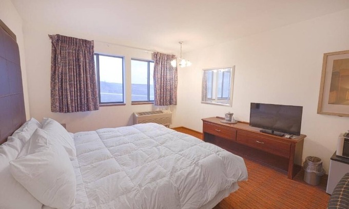 Harlan Hotel | Pets Welcome, Room Near Purple Door & Free Parking