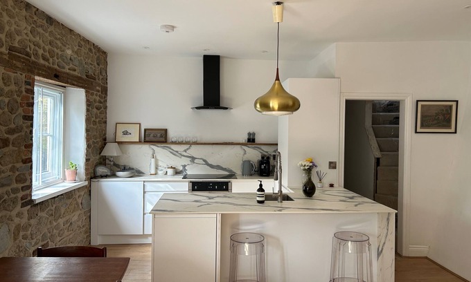 Petworth Cabaña | Petworth Cottage-Sleeps 6-Pet Friendly-Central