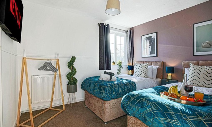 Milton Keynes Casa | Petworth House - Central Milton Keynes - Smart TVs, Pool Table, Garden and Free Parking by Yoko Property