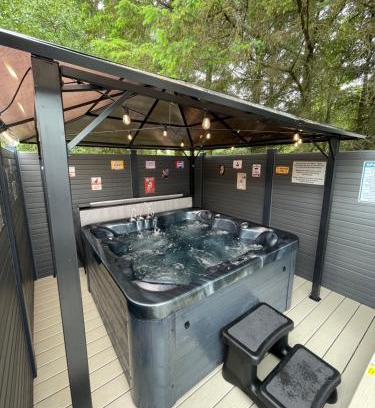 Swarland Villa | Pheasant's Hollow - 2 bed hot tub lodge with free golf, NO BUGGY