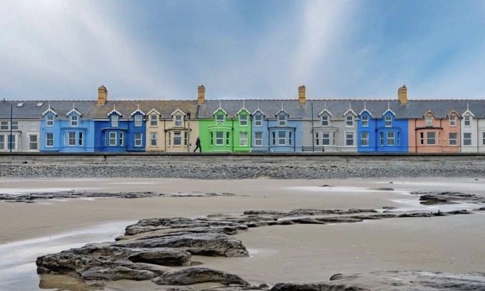 Borth Casa | Picton House, Borth. Luxury 7 Bedroom Beachfront Home. Sleeps 14