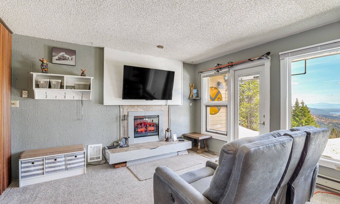 Mead Condominio | Picturesque Mt Spokane Condo Near Skiing & Biking!