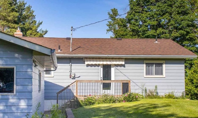 Bobcaygeon Cabaña | Pigeon's Nest - Affordable 2BR Kawartha Lakes Waterfront Cottage