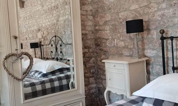Landrais Casa | Pigeonnier - Traditional Farmhouse near La Rochelle. beaches 20 mins and a pool.